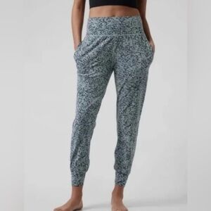 ATHLETA Ocelot Spot Minimalistic Grey Salutation Jogger Pants Plus 1X